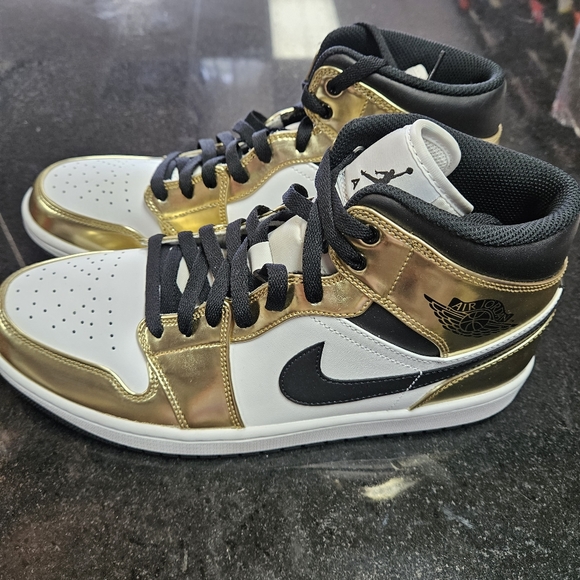 Nike Jordan Retro 1 Mid Gold Sneaker Shoe Size 10.5